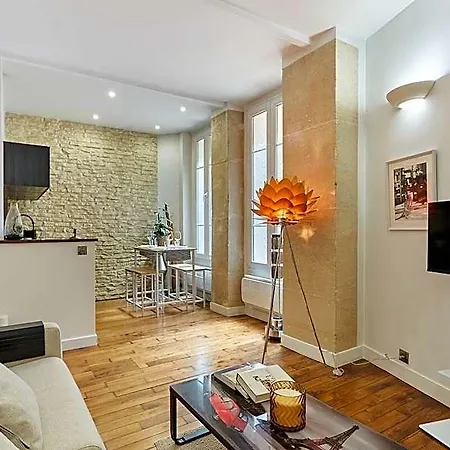 Charming 1 Bedroom Eiffel Tower Hotel 2*