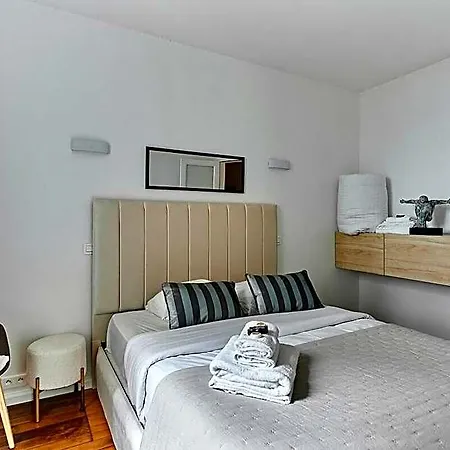 Charming 1 Bedroom Eiffel Tower 2*